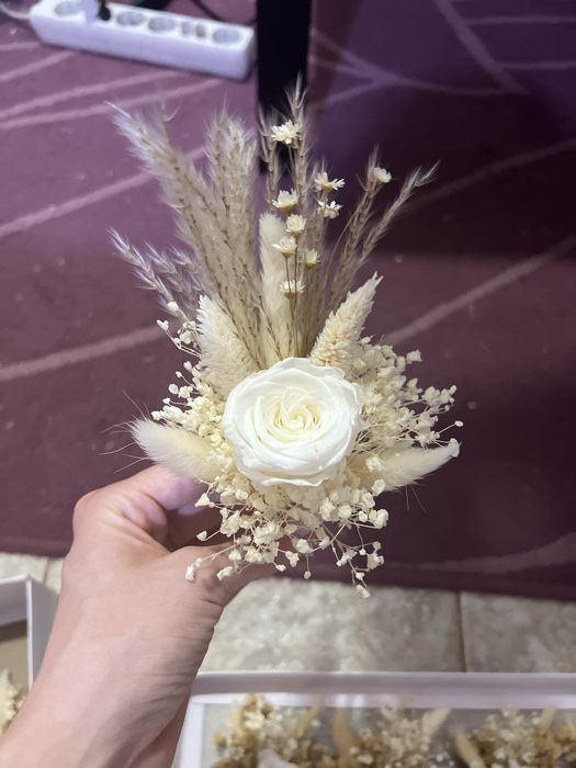 Cocarde nunta cu trandafiri naturali criogenati si flori uscate