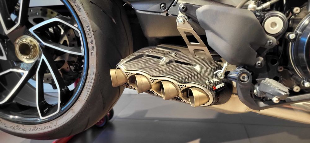 HobbyMoto vinde Ducati Diavel V4, super accesorizat