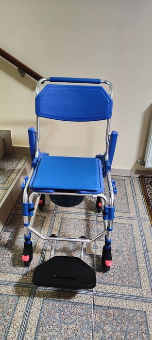 Scaun dus cu rotile si cu vas pentru toaleta incorporat, sarcina maxima 150 kg, cotiere detașabile