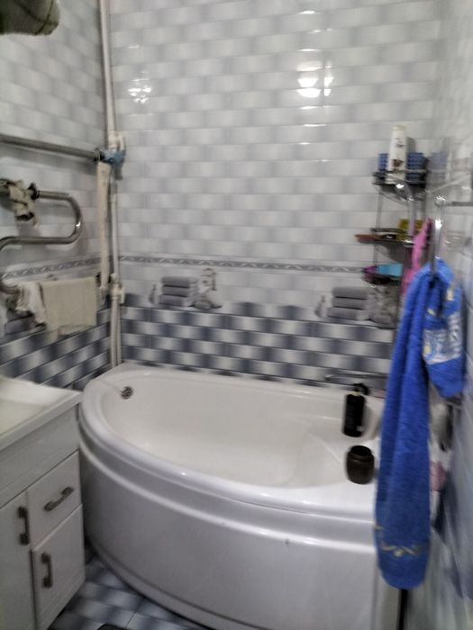 2 xonali uy 1 etaj. Yonida 6 etajli mehmonxona ham bor. 130000$.