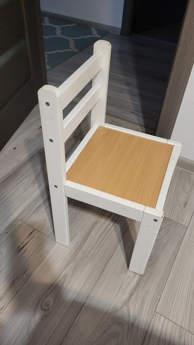 Masa cu scaune pentru copij. Uzate dar un stare buna