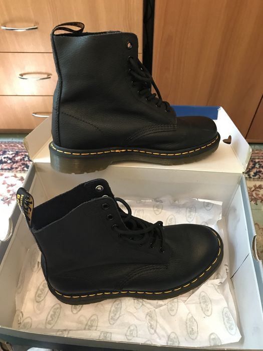 Bocanci noi antialunecare nr40ue de la Dr.Martens