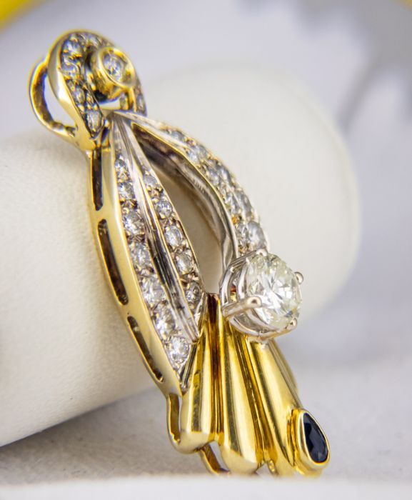 Продавам елегантна златна висулка с диаманти