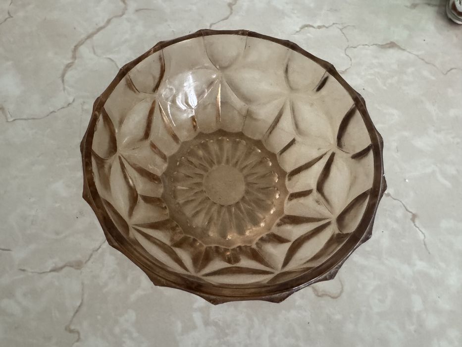 Продается стеклянная посуда (стаканы и вазы)