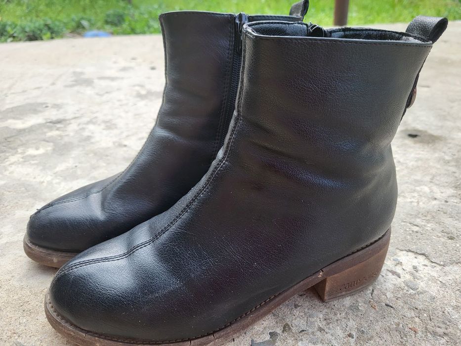 женские сапоги чёрного цвета.