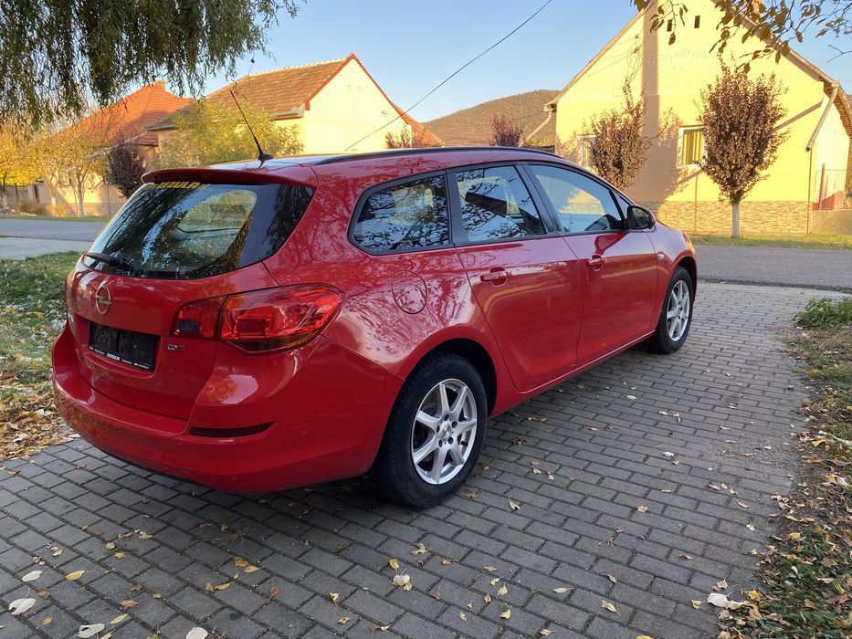 Opel astra j 1.7 eco dizel/ 2011 /pilot automat/dublu climatronic/cauciucuri iarna vara /