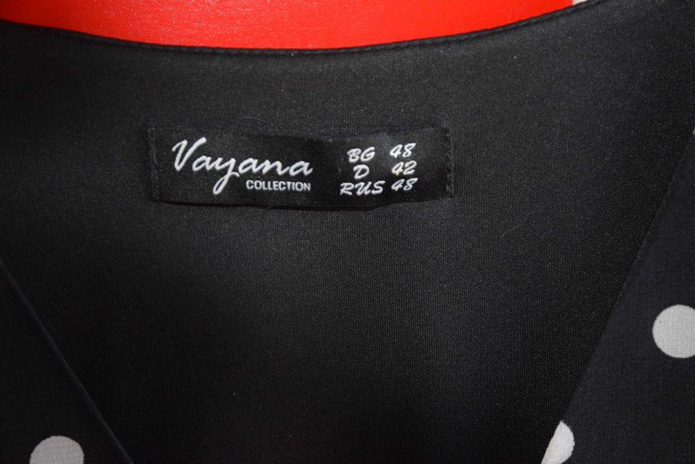 Хубава черна рокля на бели точки