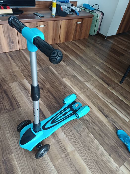 Trotinetă cu lumini muzica si fum , pliabila.