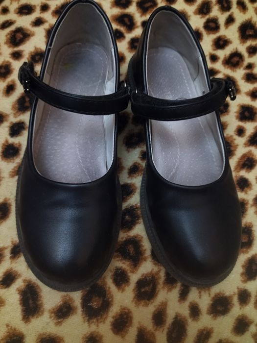 Туфельки новые на девочку.