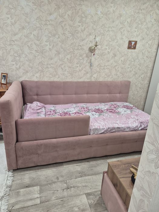 Продам кровать с тумбочкой