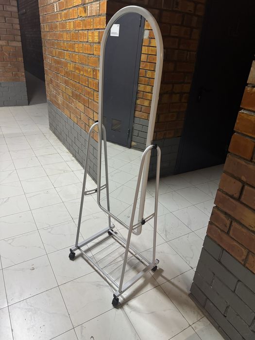 Зеркало на колесиках