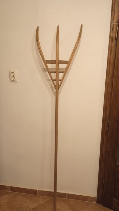 Furca fân din lemn cu 3 coarne, gospodarie taraneasca/muzeu etnografic