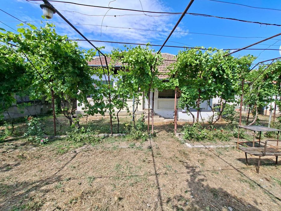 Vând proprietate în comuna Rogova (25km de Severin) având suprafața de 1140mp.