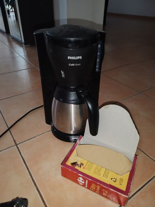 Cafetiera Philips  și filtre hârtie.