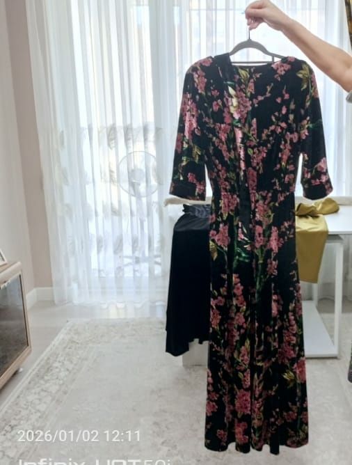 Велюровое платье с цветочным узором и поясом
Описание:
Продаётся краси