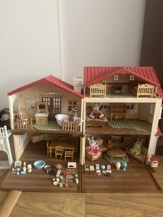 Sylvanian families/Callico critters casuta cu acoperis rosu mobilata cu familie de iepurasi ca si noua