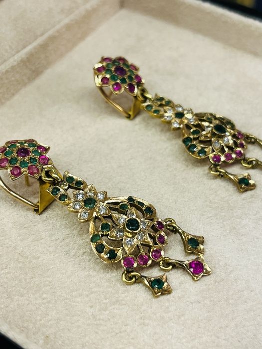 Обеци жълто злато, рубини, брилянти и изумруди