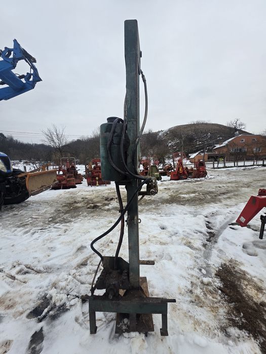 Spargator lemn in tiranti la tractor cu pompa proprie  14 tone