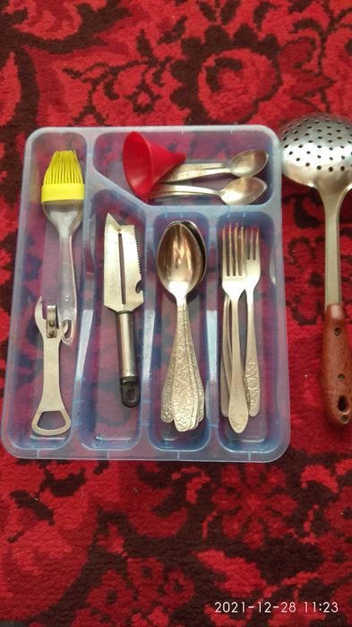 Посуда разная и салатик.