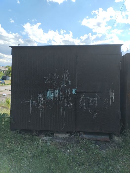 Железный гараж,сарай.