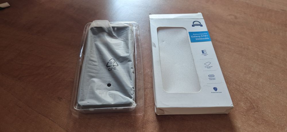 Продавам калъф за Samsung S10+ с вградена батерия 5000 mA - 35 евро