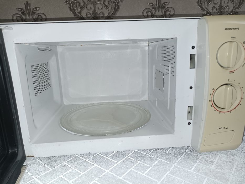 Продам микроволновку Мидеа 18т