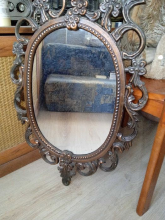 зеркало в металлической кованой оправе