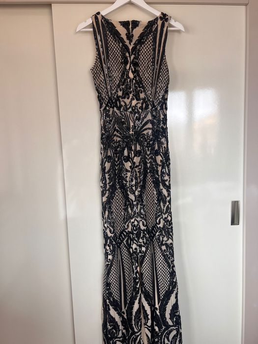 Официална рокля по тялото