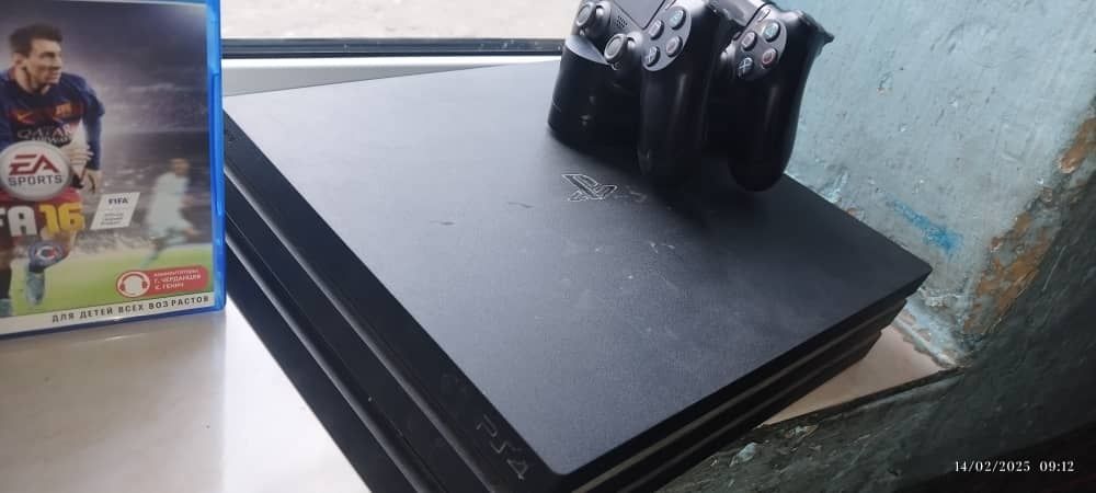 Playstation 4 pro 1 tb holati yaxshi 8 uyin bor