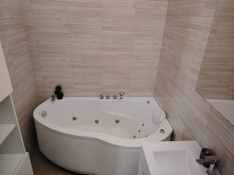 Închiriez apartament cu 3 camere