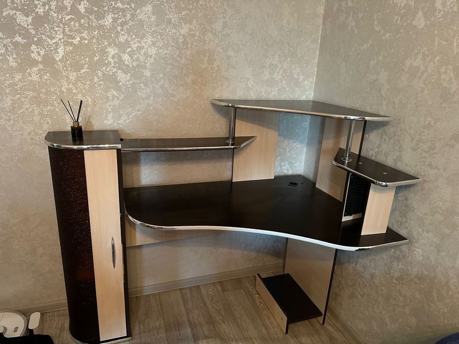 Продам угловой стол