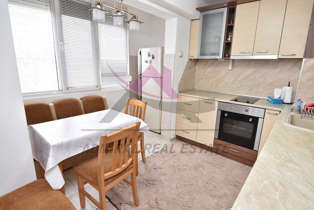 Три отделни стаи -Младост