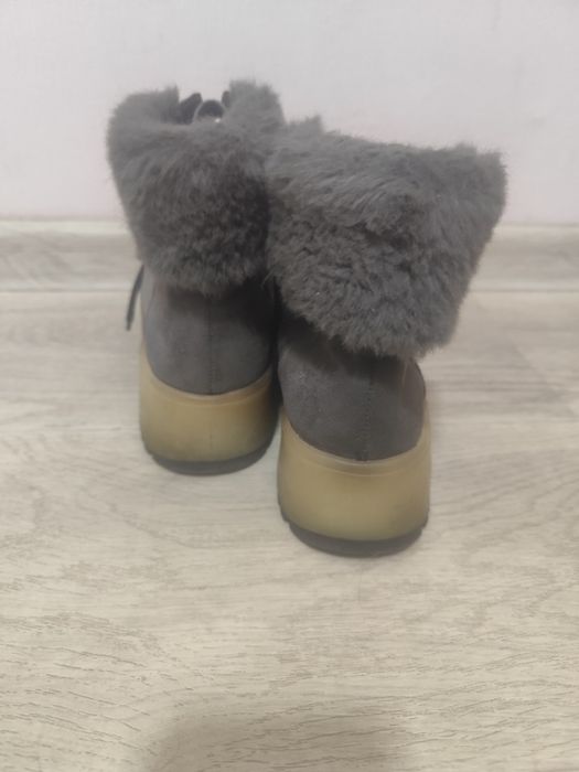 Продам  ботинки.