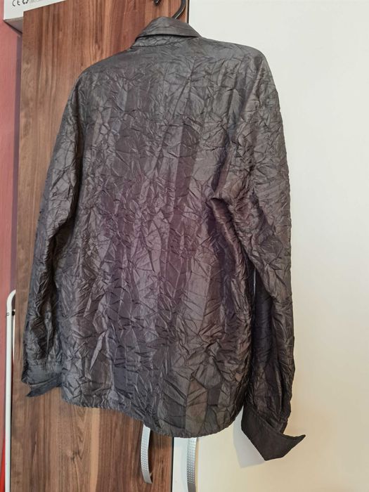 Сива мъжка риза фабрично набръчкана, стилна