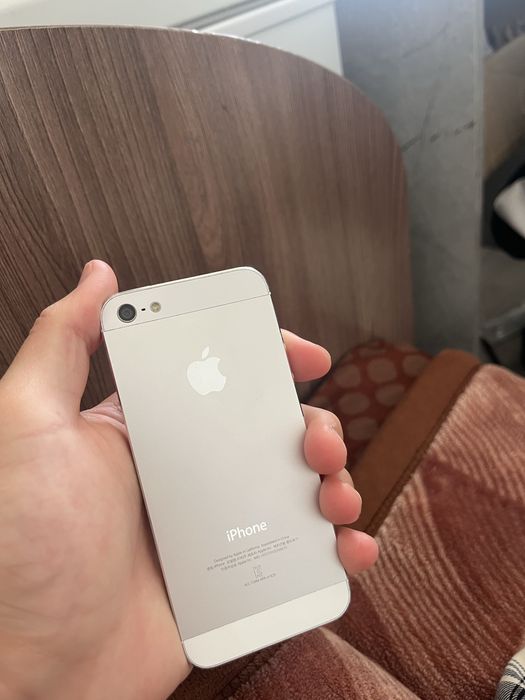 Продам два Айфона 5 с