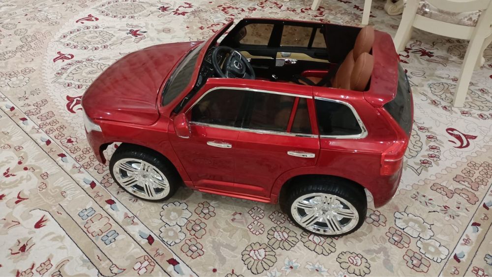 Машина с пультом управлением.