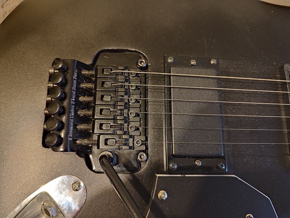 Електрическа китара Behringer Super Strat style в отлично състояние.
