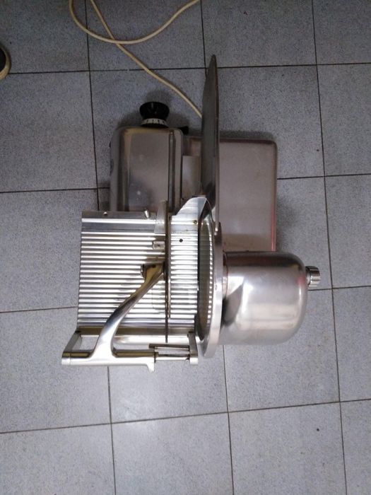 Професионален слайсер / резачка Бизерба модел Р704