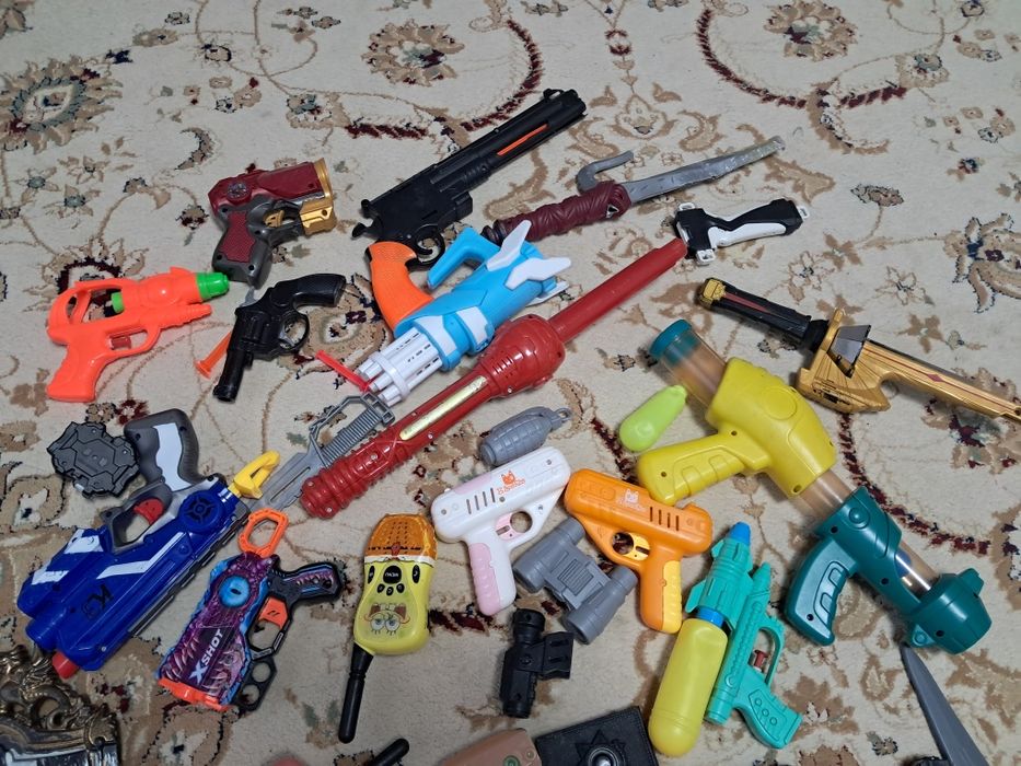 Пистолеты и игрушки продам