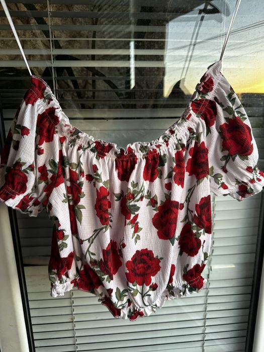 H&M кроп топ с паднали рамене с мотив рози