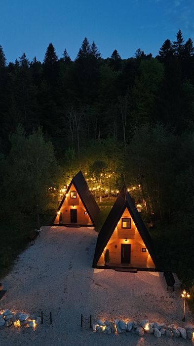 Cabană A-FRAME cu ciubar de închiriat
