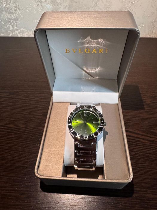 Часы BVLGARI в фирменном стиле