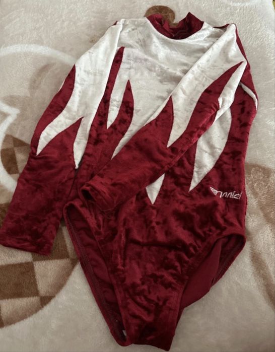 Costum pwntru onprintesa gimnasta