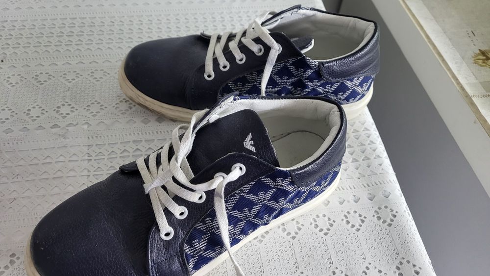 Продам кросовки кожанные