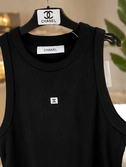 chanel черен топ потник на шанел материята е памук, потника е рипсен, нов е и е размер С, за съжаление не е подходящ размер за мен