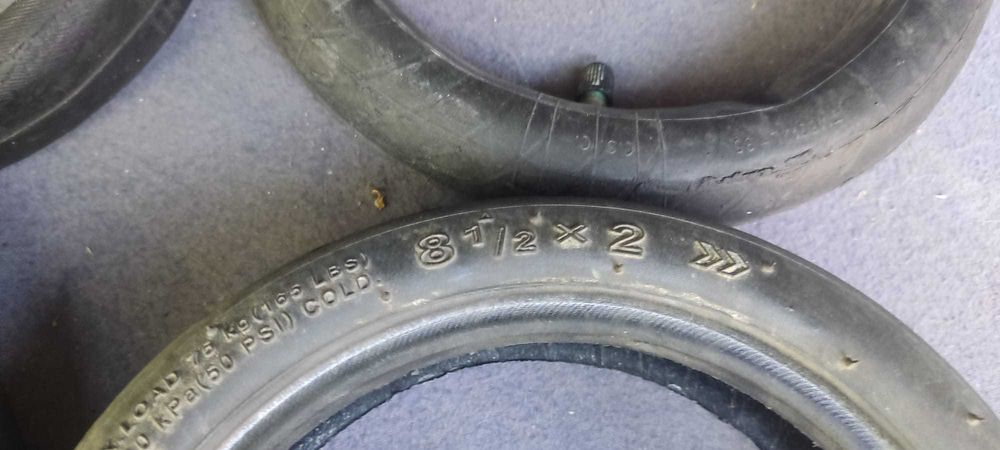 Se vine doua cauciucuri cu doua camere  carucior trotinete etc