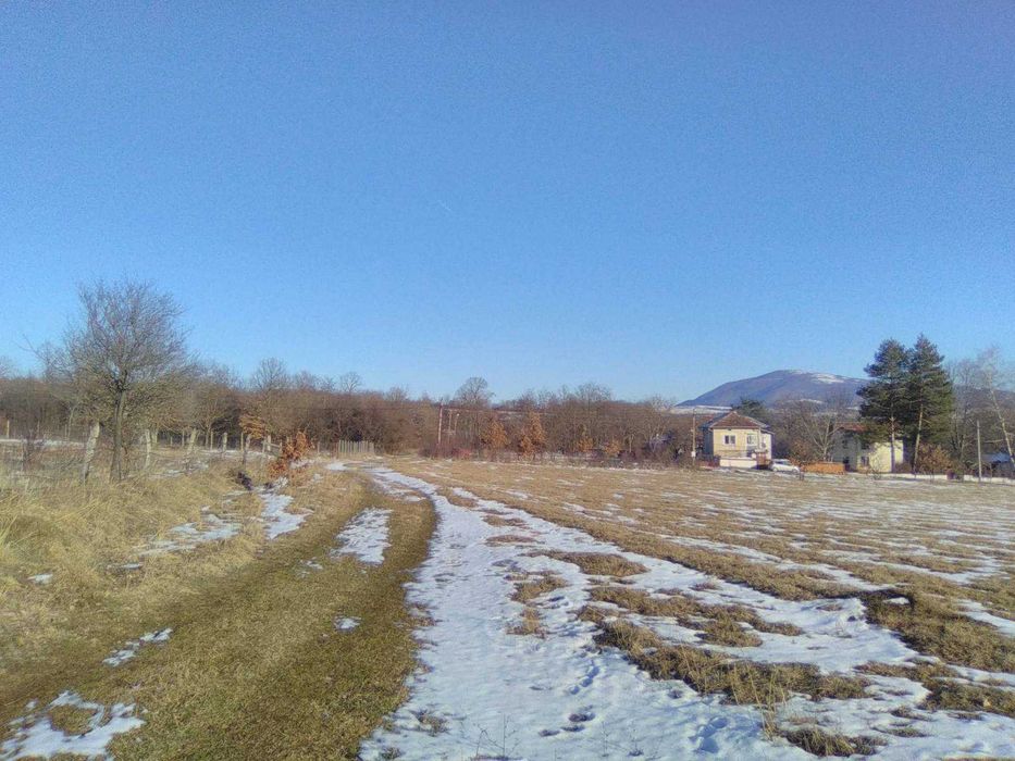 Имот в с.Равнище,община Правец