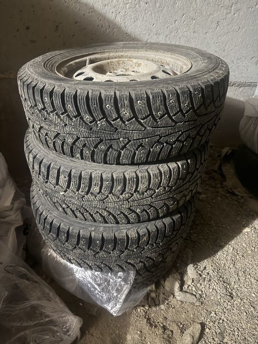 Продам шипованную резину Nokian r14