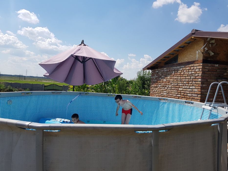 Piscina foarte mare, cu cadru metalic
