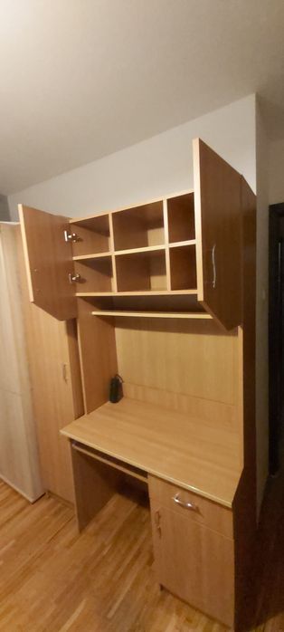 Birou cu dulap deasupra și multe spații utile
